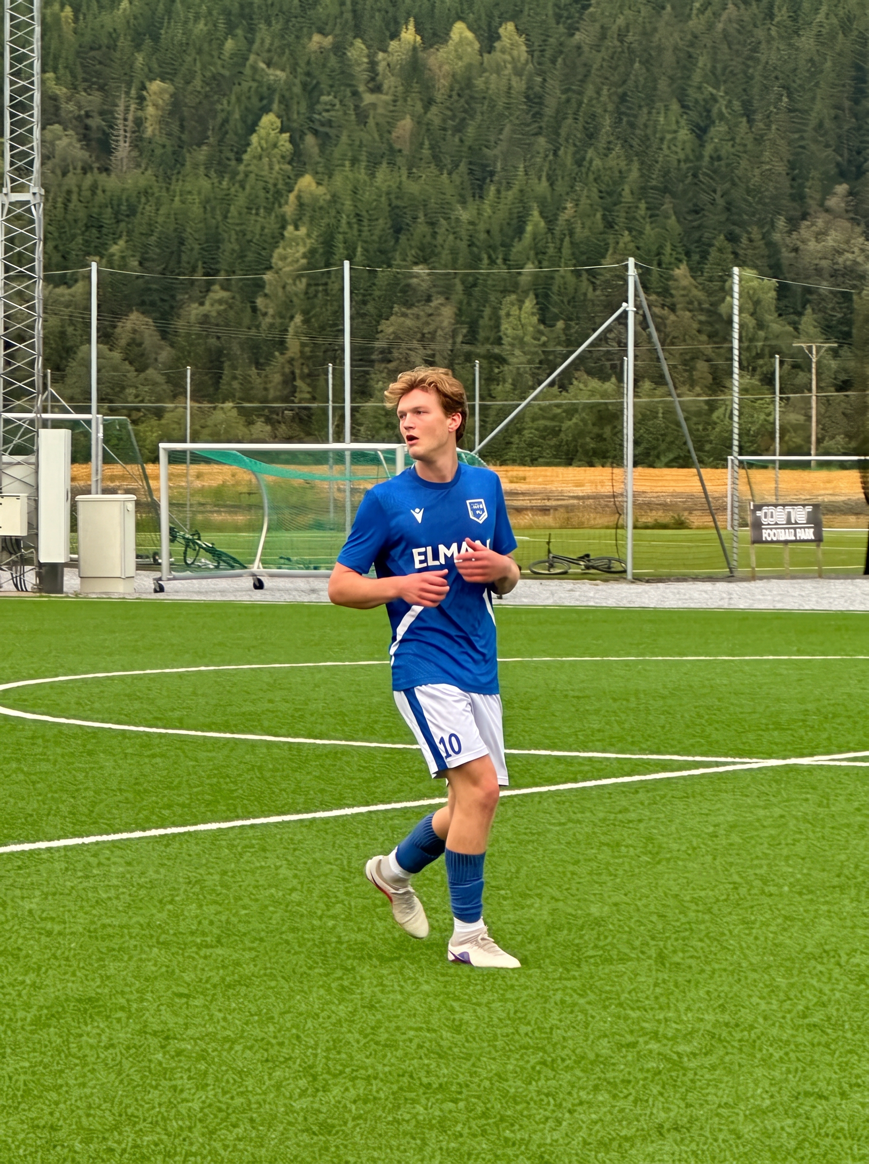 Fotballspiller i blå Vuku-drakt på banen